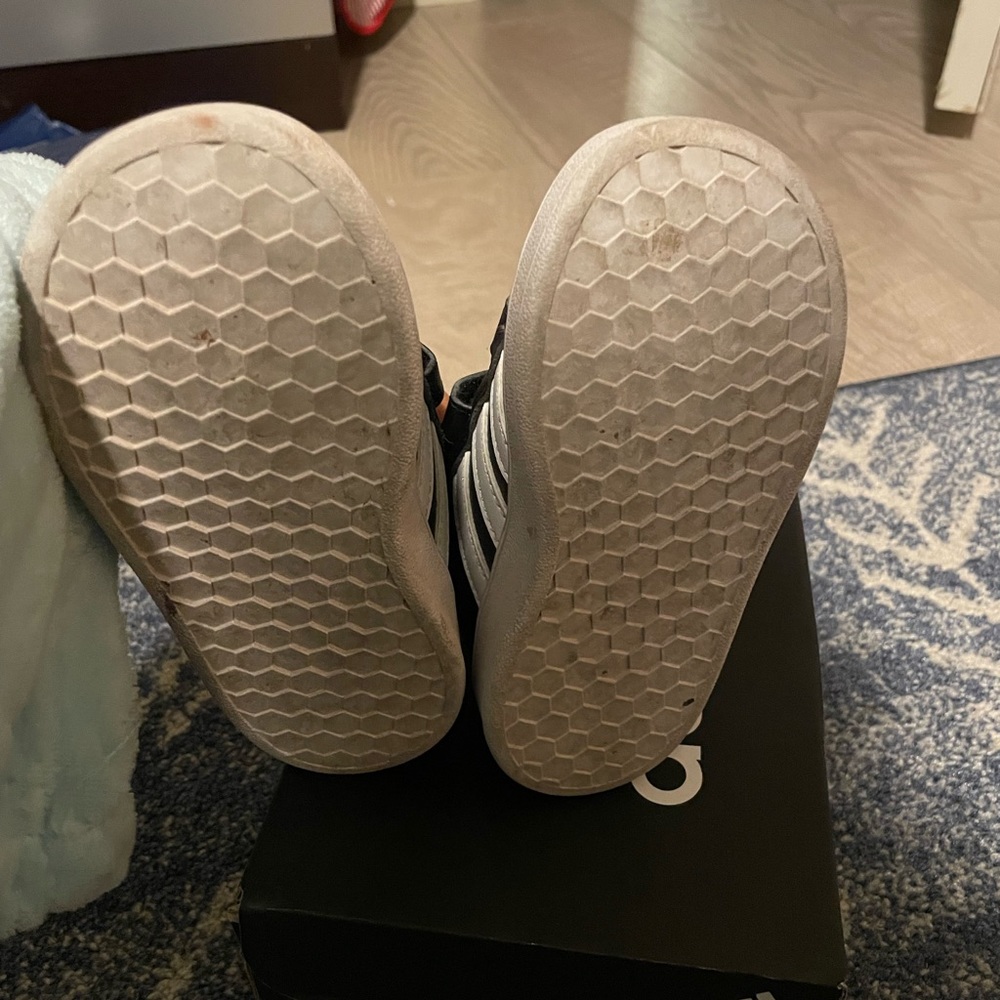Adidas Grand Court Toddler Size 7. Like new worn twice.